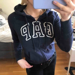  - Marinblå kofta med blixtlås från GAP. Simpel och enkelt att matcha. Jag gillar att klä med en ströget jacka. I bra sick!🌼☺️🥳🤗