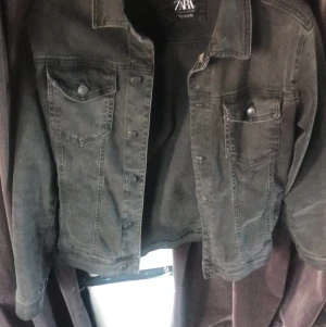 Vår/sommar jeansjacka Zara - Mörkgrå jeansjacka från Zara i mycket bra skick.  Använd ett fåtal gånger.  Storlek small.  Passar bra till vår/sommaren.  Nypris ≈ 700kr