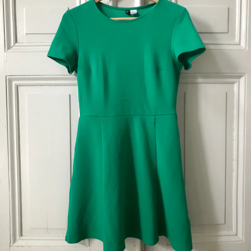 Jag säljer en söt grön sommar klänning för att jag inte använder den länge 🌱👗. Klänningar.