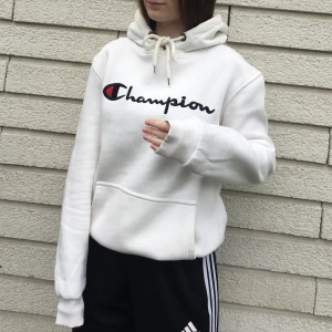 Champion hoodie - Vit champion hoodie i storlek L men sitter som en S på mig som är 165cm. Använd fåtal gånger så väldigt fin🥰. Säljer pga har två stycken. Frakt tillkommer.