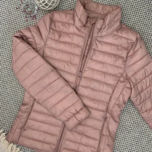 Matt rosa dunnjacka  - Använt mycket sparsamt, i storlek 36 (motsvarar runt S)