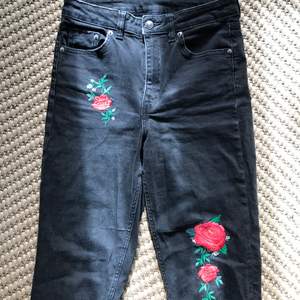 Jättefina svarta jeans med broderade rosor! Frakt är inräknat i priset!🌻