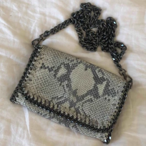 Läderväska från italien - Superfin väska, köpt i Florens Italien. Säljer pga att den inte används längre, inga skador och som ny. Köpare står för frakt