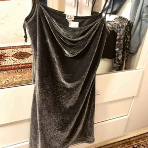  - Glitterklänning i 90-talsstil från Humana, aldrig använd! 