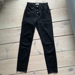Mom Jeans - Svarta Mom jeans från Gina, storlek 34. Bra skick! Endast testade av mig men använda av nån annan. Köparen står för frakten💖
