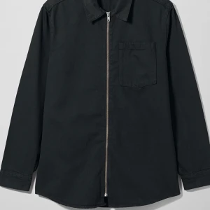 Weekday overshirt  - Snygg overshirt i 100% organic cotton. Zip och bröstficka. Väldigt snygg som lager eller som vårjacka! Denna förtjänar att användas! 