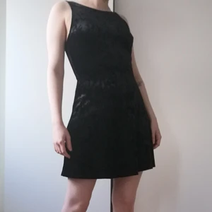 Sammetsklänning - Klänning i krossat sammet och skatermodell, endast använd 2 eller 3 gånger så superfint skick! Storlek 38, frakt tillkommer