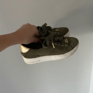 Sneakers - Äkta Michael Kors sneakers i en fin grön färg med gulddetaljer⚡️