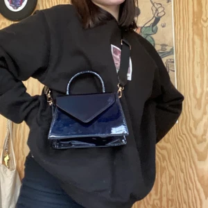 Väska - En jätte fet väska från boohoo i lack! Ni står för frakten!🚚✨