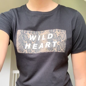 T-shirt med tryck - T-shirt från Gina Tricot i bra skick och mycket bra kvalitet. Köparen står för eventuell frakt. 