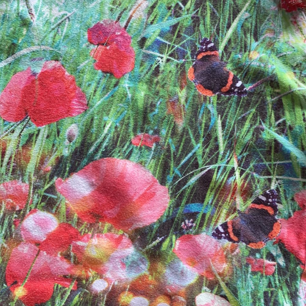 Fint linne från Molo med fjärilar och blommor, lätt uttvättad annars fin. Toppar.