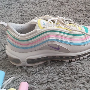 NIKE 97s - Startbud 1500, skorna är inte så använda, målade med  textil, och läder färg
