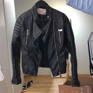  - Knappt använd!  Bra skick! Storlek 38  Kan mötas upp eller posta. Men då står köparen för frakten.