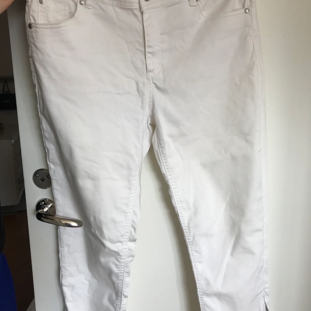 White jeans with zipper on the side. Ankle length. Jeans & Byxor.