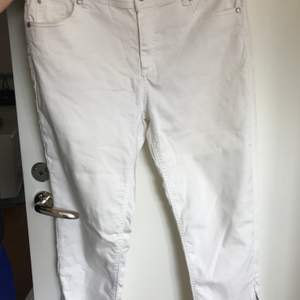 White jeans with zipper on the side. Ankle length