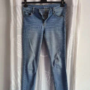Cheap monday jeans - Storlek 27/32. Dom är i fint skick. Frakt ingår i priset 🌸
