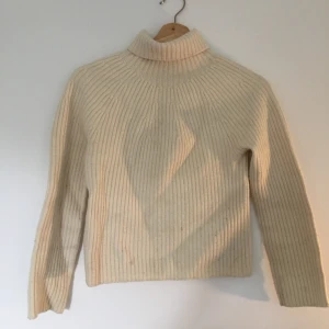 Stickad vit polo  - Stickad mysig vit polo i storlek XS från märket United colors of beneton.