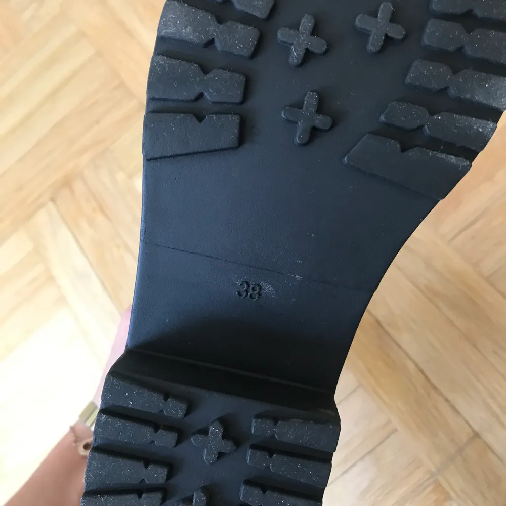 Populära boots med dragkedja, aldrig använda men har tagit bort prislappen så kan ej returnera :/ köparen står för frakt/eller möts upp i Malmö. Skor.