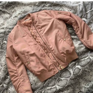 Bomber jacka  - Använd 1 gång 