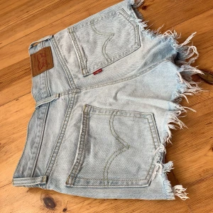 501 Levi’s shorts - Sparsamt använda Levi’s shorts. Nypris: 549 kr Säljer pga blivit för små :/  Sliten fin blå färg!! 🦋