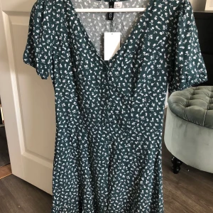 Klänning  - Super fin blommig klänning från h&m med prislapp kvar och endast testad, den är rätt liten i storleken så skulle säga S 