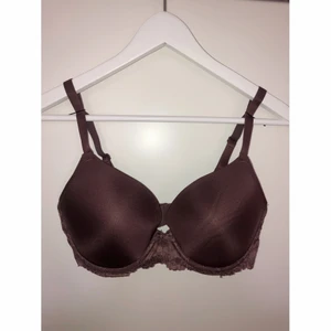 BH från H&M - Nypris: 249kr  sjukt fin BH köpt på H&M aldrig använd, säljer då den inte passar. Strl 85D men sitter som en 75/80D.    Köpare står för frakt