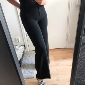 Svarta vida byxor från H&M! De är lite tjockare i materialet. Sitter perfekt på mig som är 163cm lång, dessvärre har jag gått upp i vikt och de passar därför ej längre. Passar 32 & 34 🥰Frakt tillkommer!
