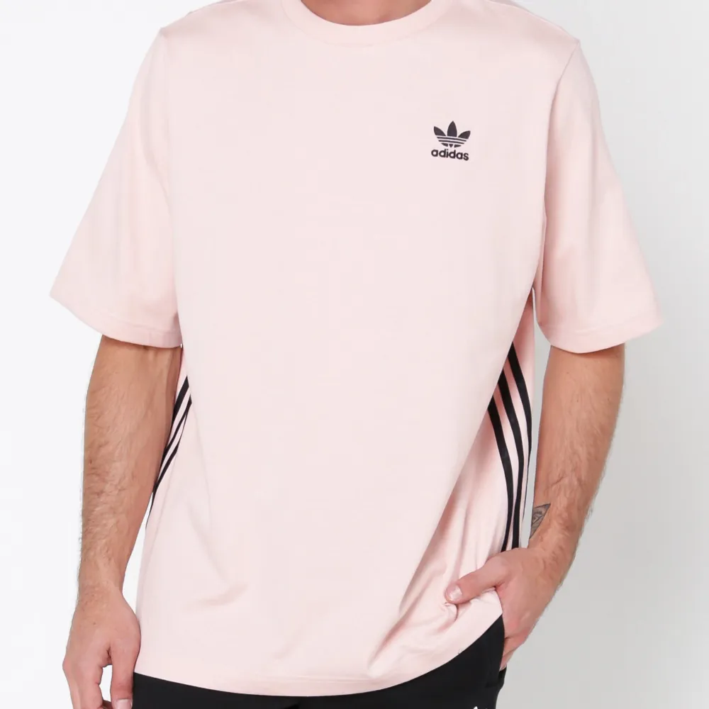 Skitsnygg oversize tröja från Adidas som går att ha som klänning också!. T-shirts.