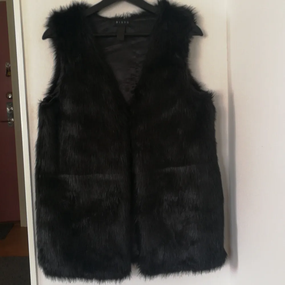 Faux fur vest black, new never worn 71cm. Jackor.