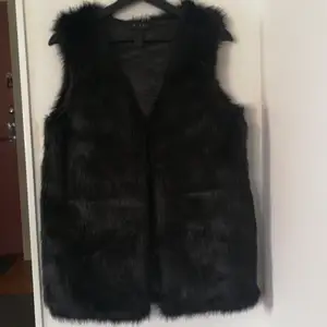 Faux fur vest black, new never worn 71cm