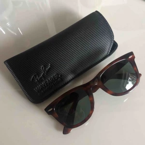  - Äkta Ray-Ban wayfarer 5024. Vintage från 80-talet😲I fint skick! Inga repor eller liknande.  Original Fodral medföljer. Dock är ena skruven till bågen lite lös, men den borde gå att skruva åt bara.  Såldes nyligen ett par likadana på auktion för 1500kr