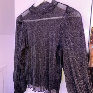 Glittrig puff sleeve mest tröja - Puff sleeve mest tröja. Sitter super fint på🥺 storlek Xs men skulle säga mer som en S. ❗️frakten ingår❗️ endast använd på ett tillfälle.