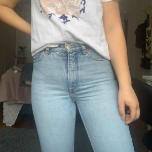  - Jättefina momjeans från Monki i modellen Kimomo Mid blue. Fint men använt skick, har lite förslitningar men det är inget som syns eller stör användningen (se bild tre) 