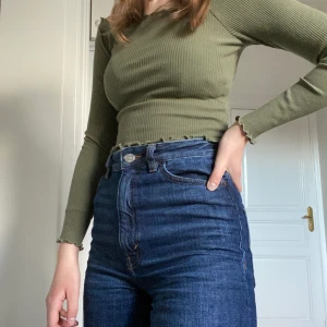 Grön tajt tröja - En snygg grön tajt tröja från Gina tricot! Jag skulle säga att den är runt storlekarna xs/s😊💜 frakt 59kr