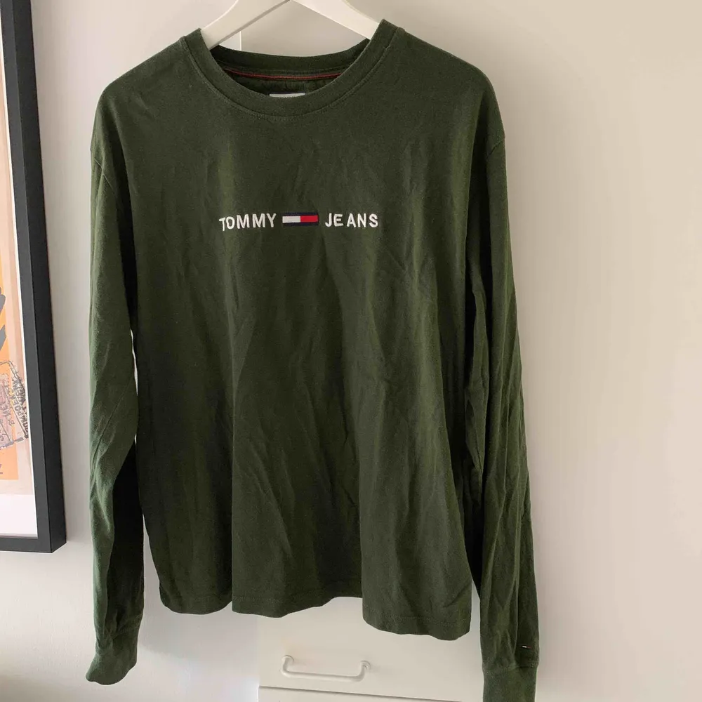 Grön tröja från Tommy Jeans köpt på Urban outfitters. Stor i storleken och sparsamt använd.. Tröjor & Koftor.