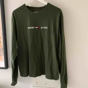 Grön tröja från Tommy Jeans köpt på Urban outfitters. Stor i storleken och sparsamt använd.
