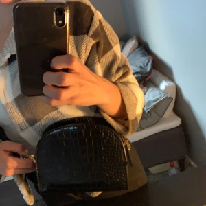 Handväska  - En handväska från Åhléns. Super snygg använd få tal gånger pga att jag har sjukt många väska. Bud startar på 100kr skriv sedan i kommentarerna köparen betala frakten:)