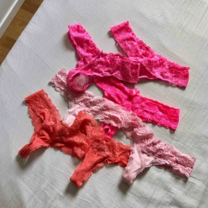  - 7 par stringtrosor i spets. De säljs ej separat! Allt eller inget:) Alla är i storlek XS/S. De är i använt skick men såklart hela och rena. Frakt på 44kr tillkommer om de ska skickas!