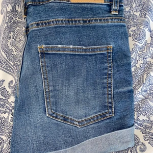 Ett par shorts från Gina - Ett par jätte fina shorts från Gina. Säljes pågrund av att de är för små. Är i storlek 34. Frakt tillkommer.