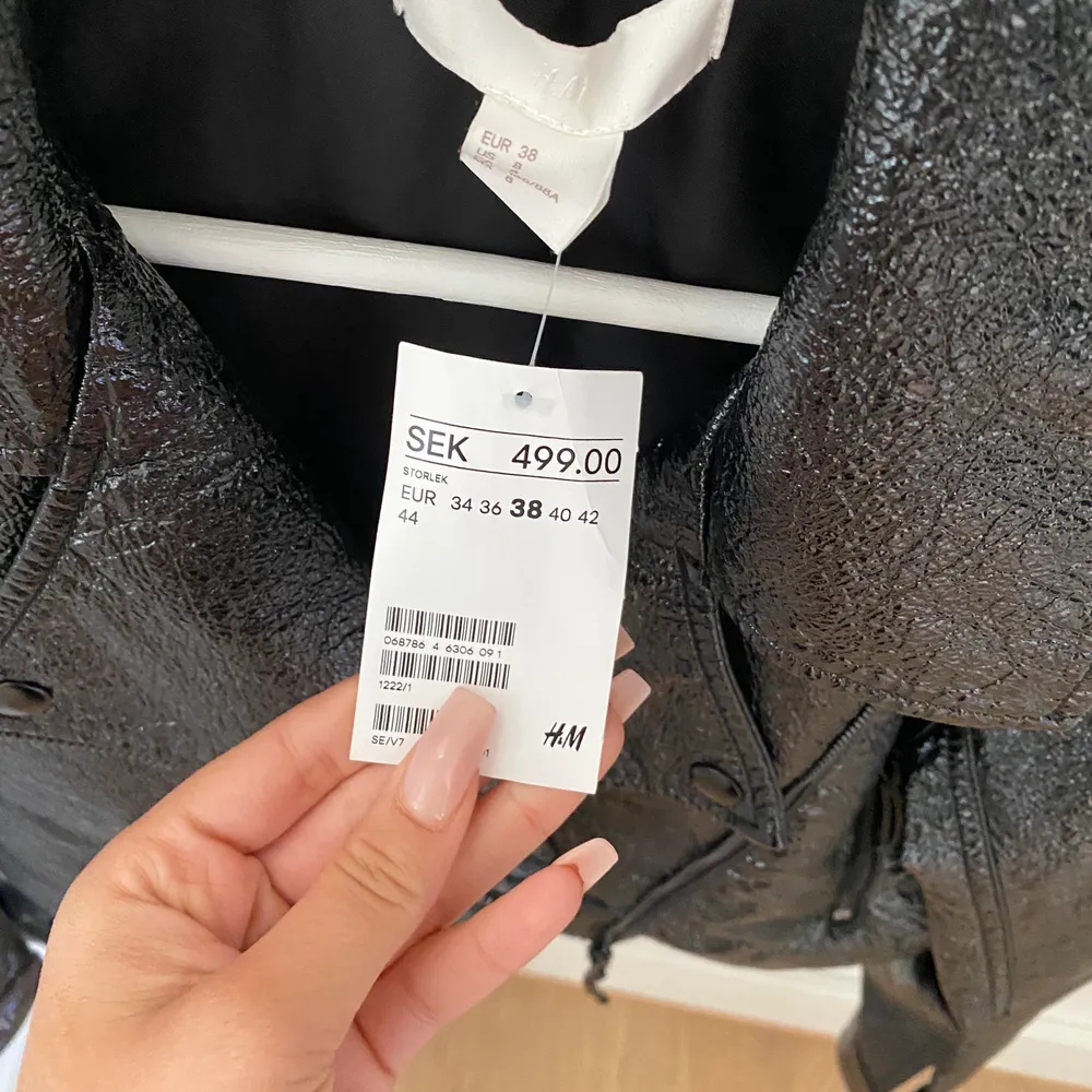 Svart fejkläder jacka som är lite lack inspererad. Passar även xs och s då blir den lite mer overzied. Aldrig använd!. Takit.