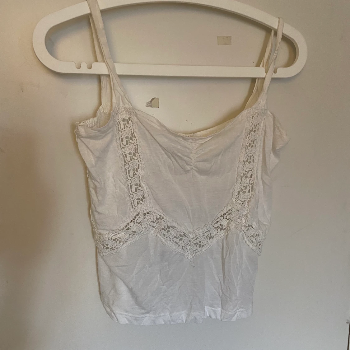 Vitt linne med detaljer