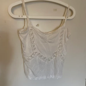 Vitt linne med detaljer - Säljer detta  fina linne hör av dig om du är intresserad eller har frågor kram!💓💓