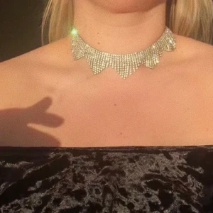 Silver smycke med diamanter - Fancy silver smycke med diamanter. Köpt på Rokit Vintage i London för £20. Fästs med vanlig kedja på baksida och går att fästa lösare än på bilden! Perfekt skick. Frakt tillkommer.