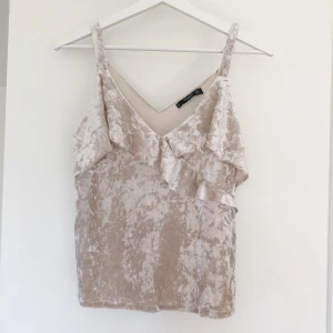 Linne i sammet - Linne i sammetstyg från Mango. Använd 5-10 gånger. Storlek M ☀️