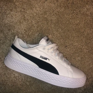 Puma smash platform - Puma platforms, storlek 38,5 alltså 24,5cm. Tyvärr köpte jag fel storlek, därför är dom aldrig använda! Köpta för 700kr+ 100kr i frakt