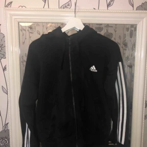 Adidas hoodie - Adidas hoodie med dragkedja i bra skick! 