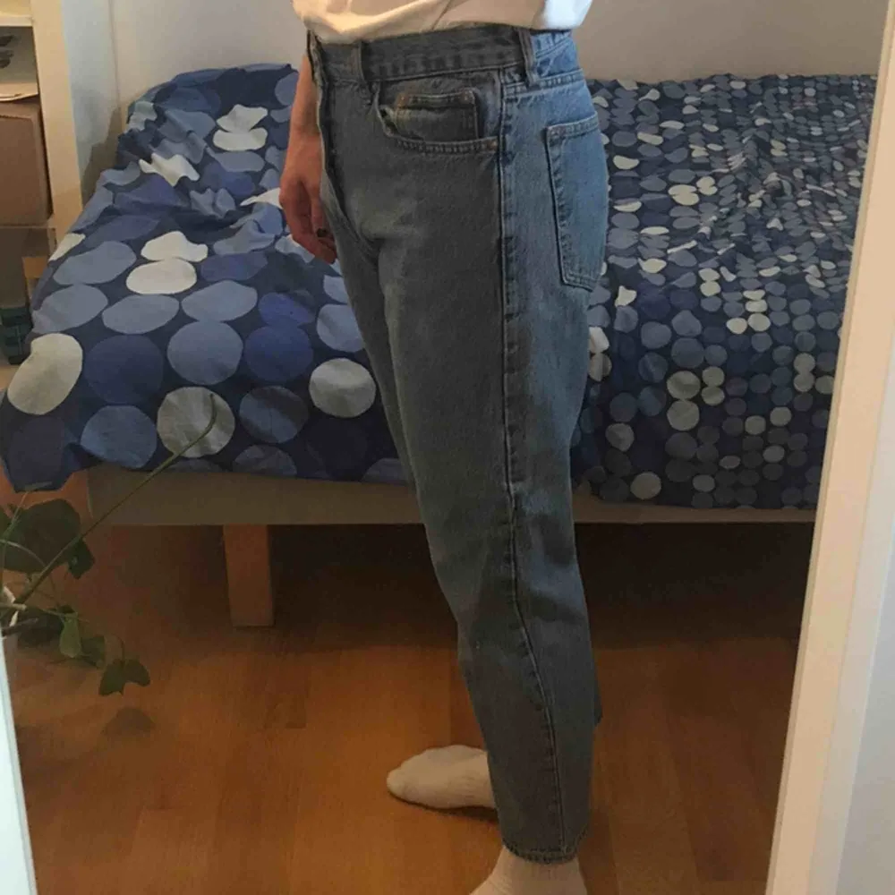 Skitfina jeans som jag använt mycket men varit varsam med och därför är de i ett bra skick. Säljer då jag vuxit ur dem och hoppas på att de kan få en ny ägare som gillar dem lika mycket som jag!:). Jeans & Byxor.