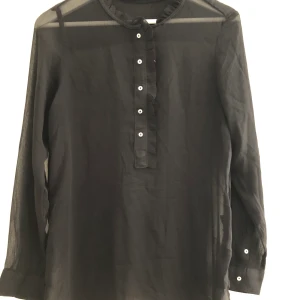 Svart blus i transparent material  - Svart blus i transparent material i bra skick 