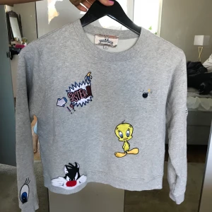 Tröja, Paul & Joe Sister - Grå collegetröja med söta motiv på. Lite croppad. Sparsamt använd så den är som i nyskick!