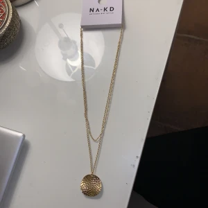 Accessoarer  - Ett jätte snyggt halsband från NA-KD helt oandvänd så den är precis som ny. FRI FRAKT